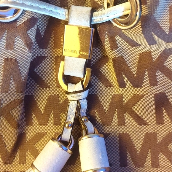 Michael Kors Camden Tassel Drawstring Crossbody Signature Jacquard Leath… - Picture 10 of 11